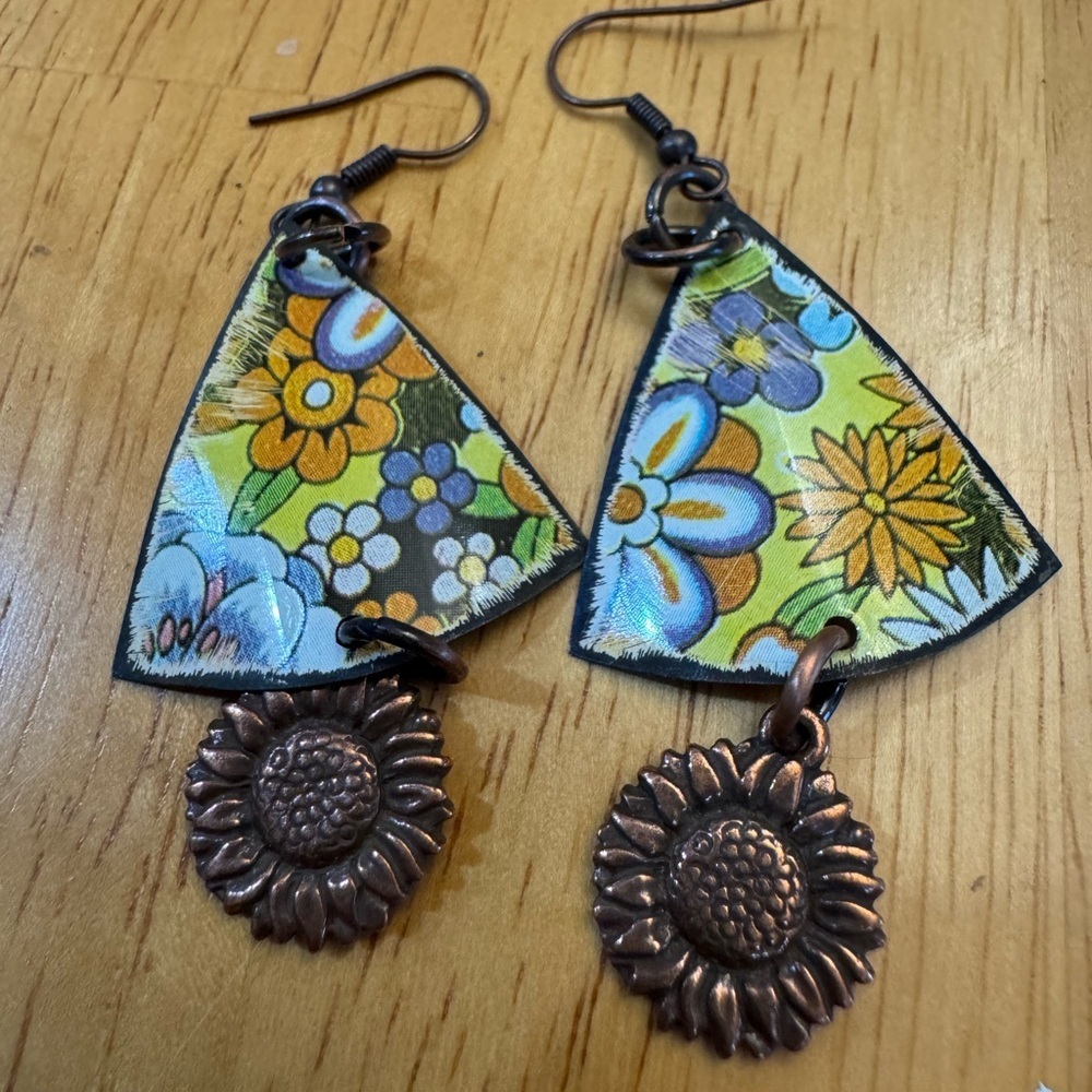 vintage tin earrings with sunflower dangle retro - Picture 2 of 2